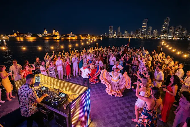 Fiesta en alta mar con DJ en vivo