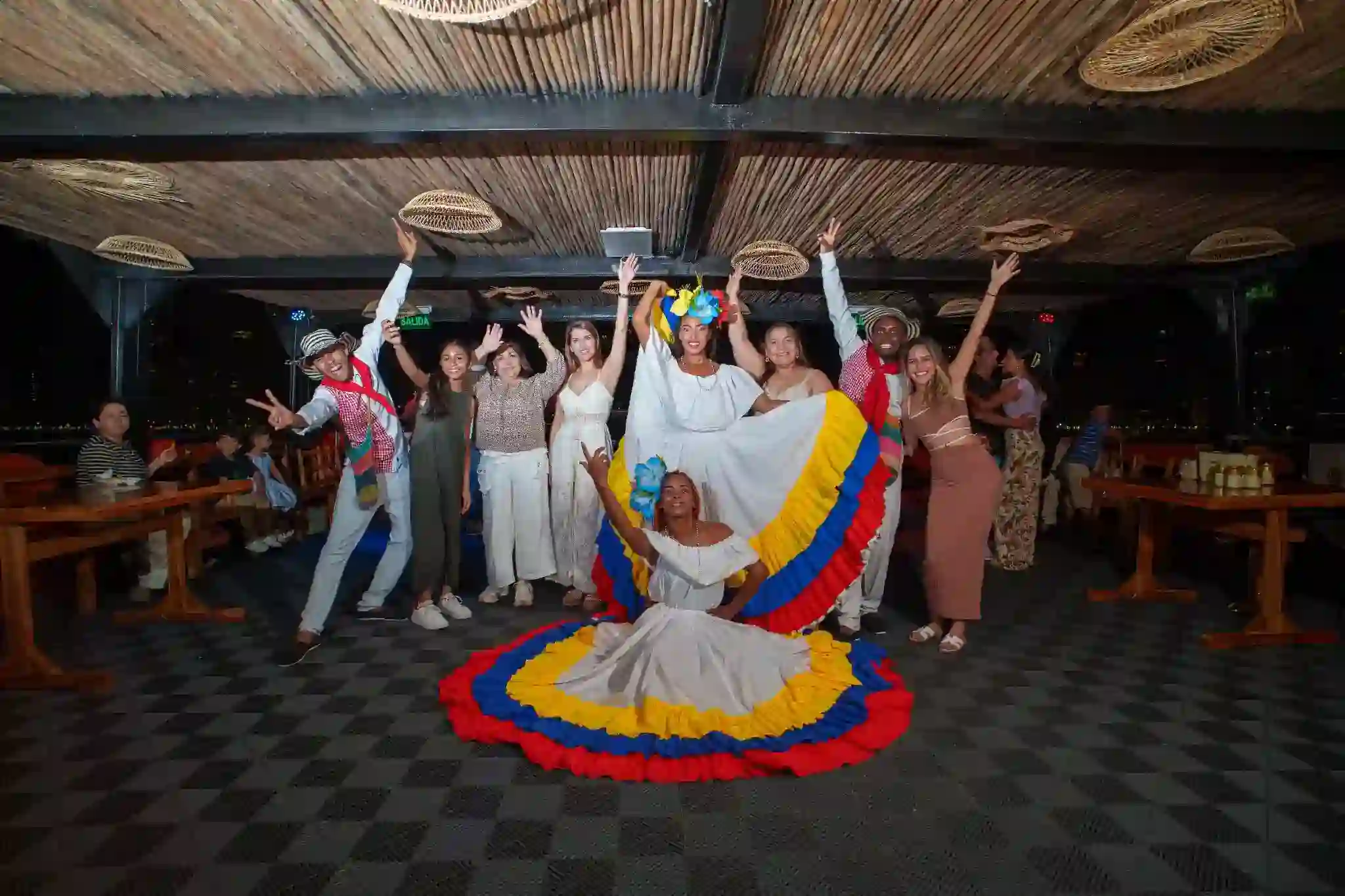 Barco Volar iluminado en la bahía