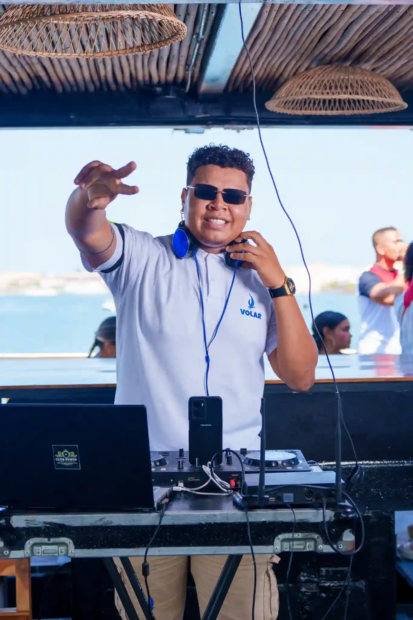 Fiesta a bordo del Barco Volar