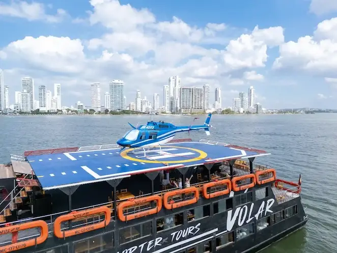 Helicóptero aterrizando en el barco